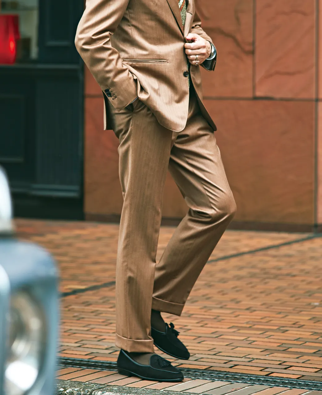 スーツを着た男性