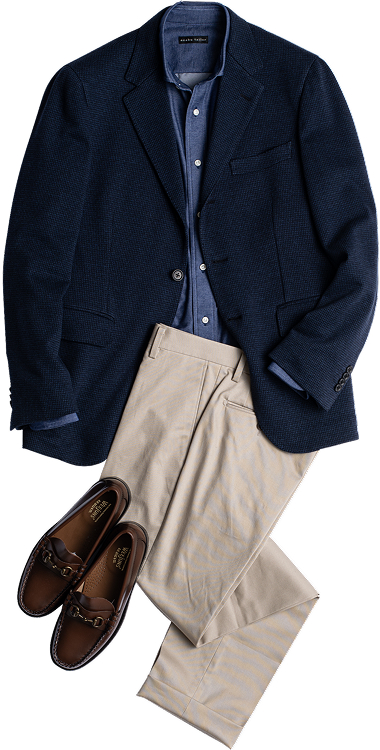 ネイビージャケットとベージュパンツのコーディネート