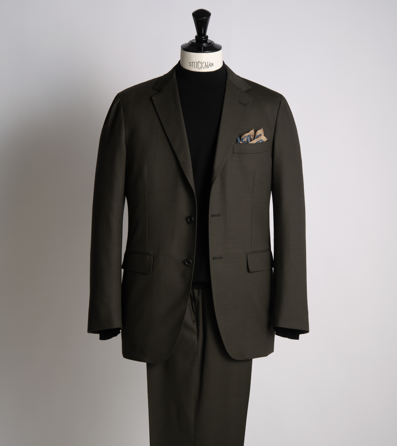 オリーブカラースーツ