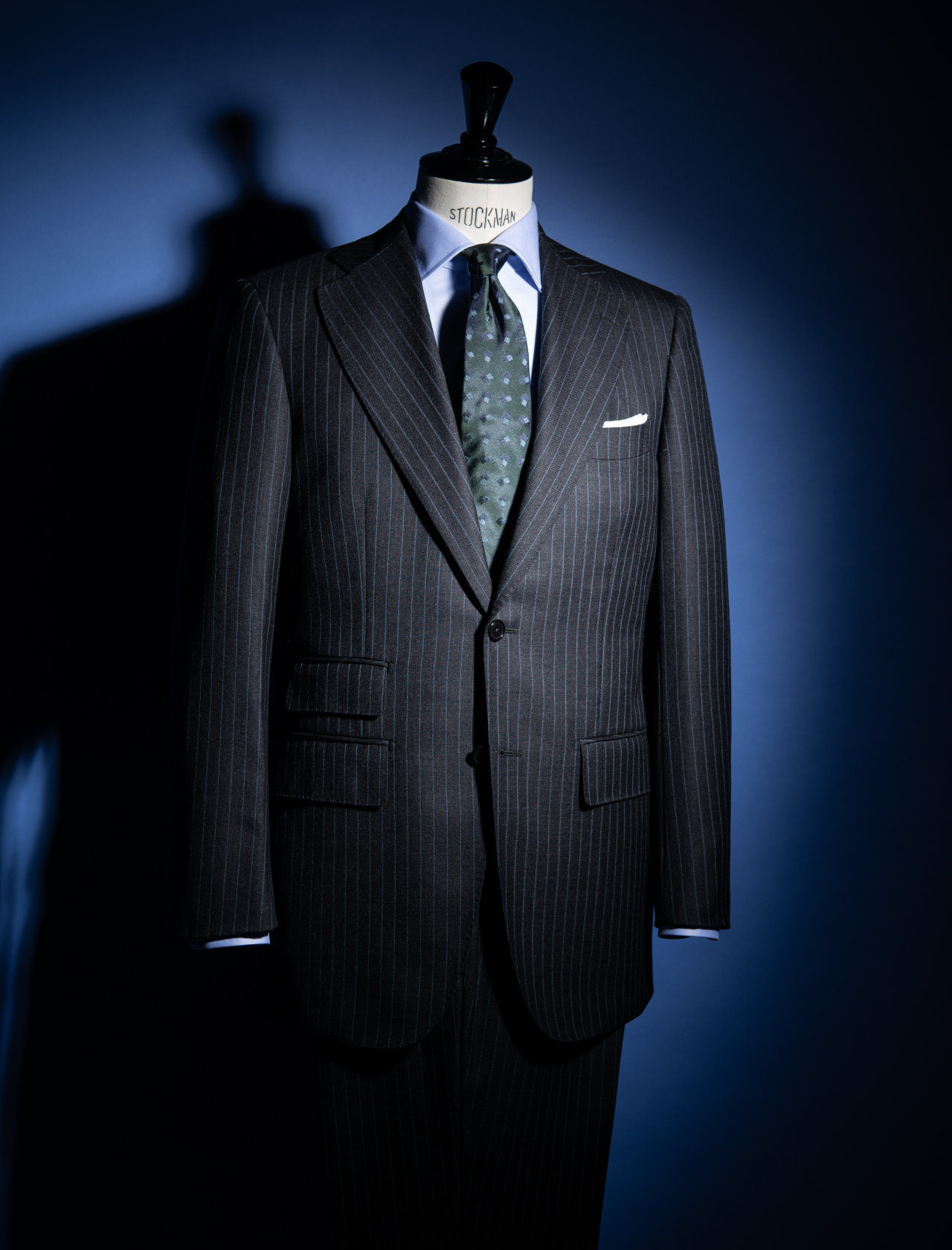 グレーストライプスーツとグリーンタイ