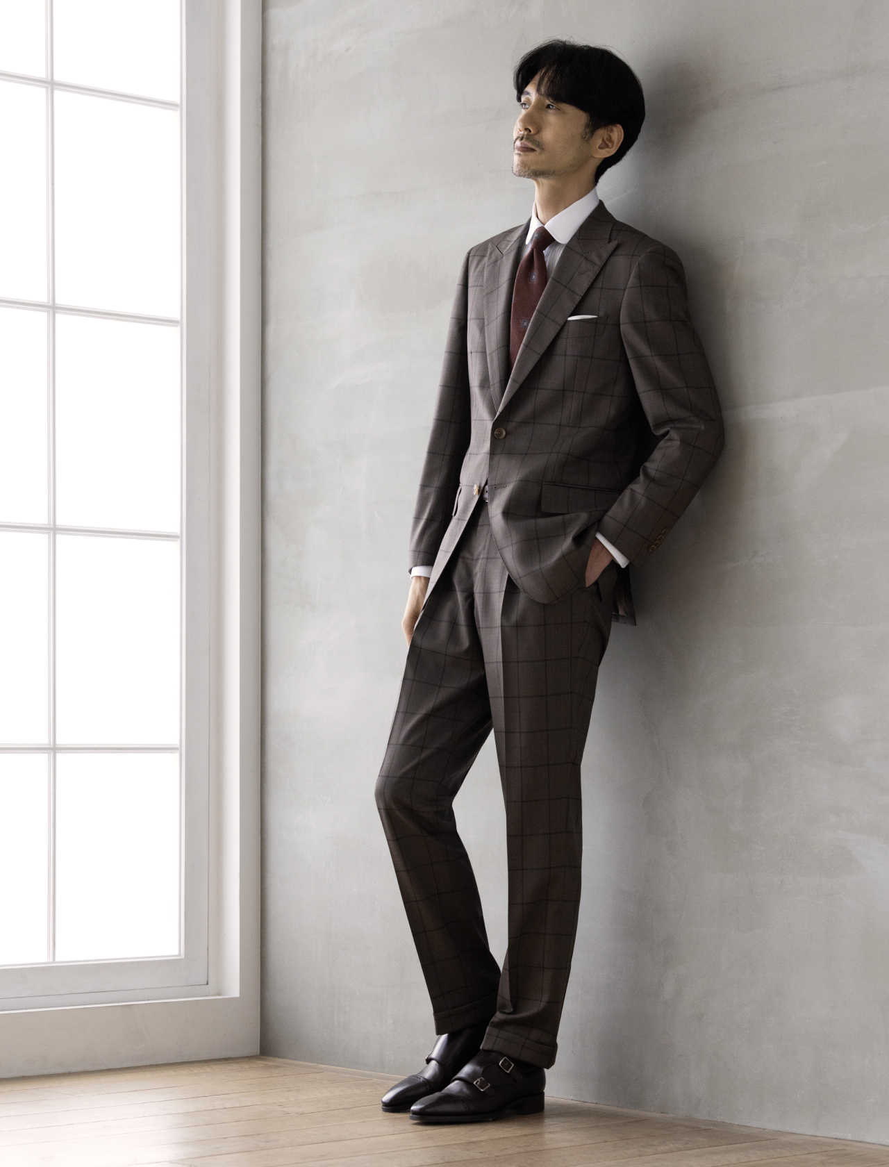 TREND COLORスーツを着たビジネスマン