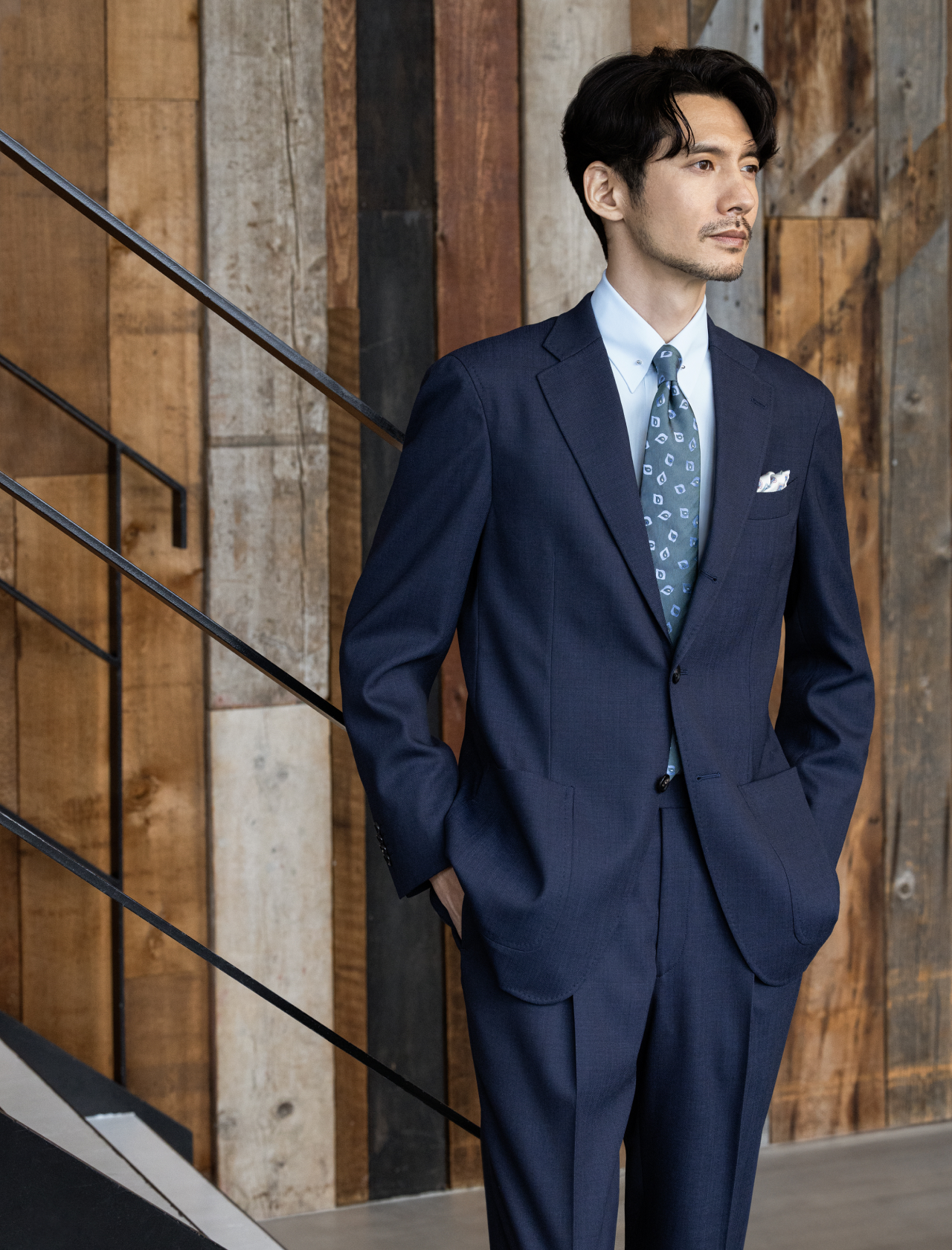 ネイビースーツを着た男性
