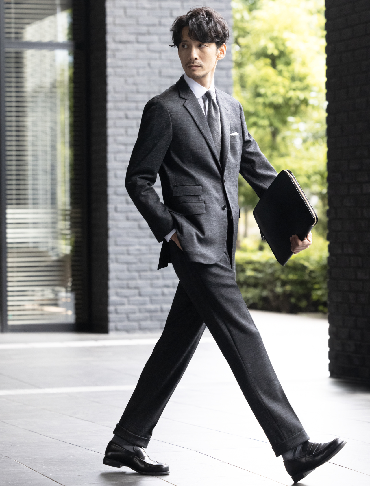 ネイビースーツを着た男性